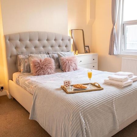 4 Bedroom Flat With High Speed Wi-Fi In North Acton, Ealing, West Londra Dış mekan fotoğraf