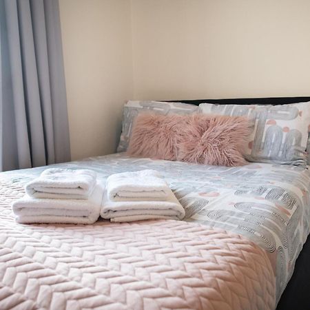 4 Bedroom Flat With High Speed Wi-Fi In North Acton, Ealing, West Londra Dış mekan fotoğraf
