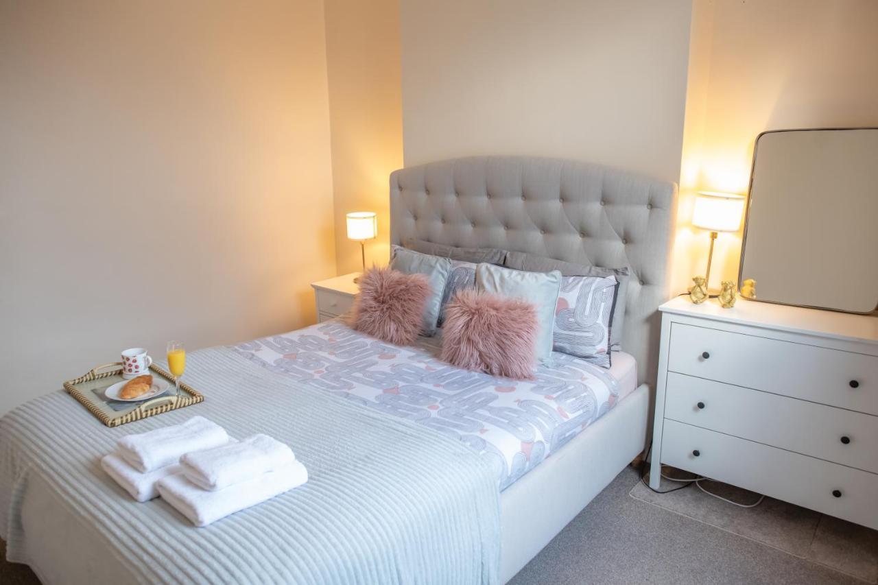 4 Bedroom Flat With High Speed Wi-Fi In North Acton, Ealing, West Londra Dış mekan fotoğraf