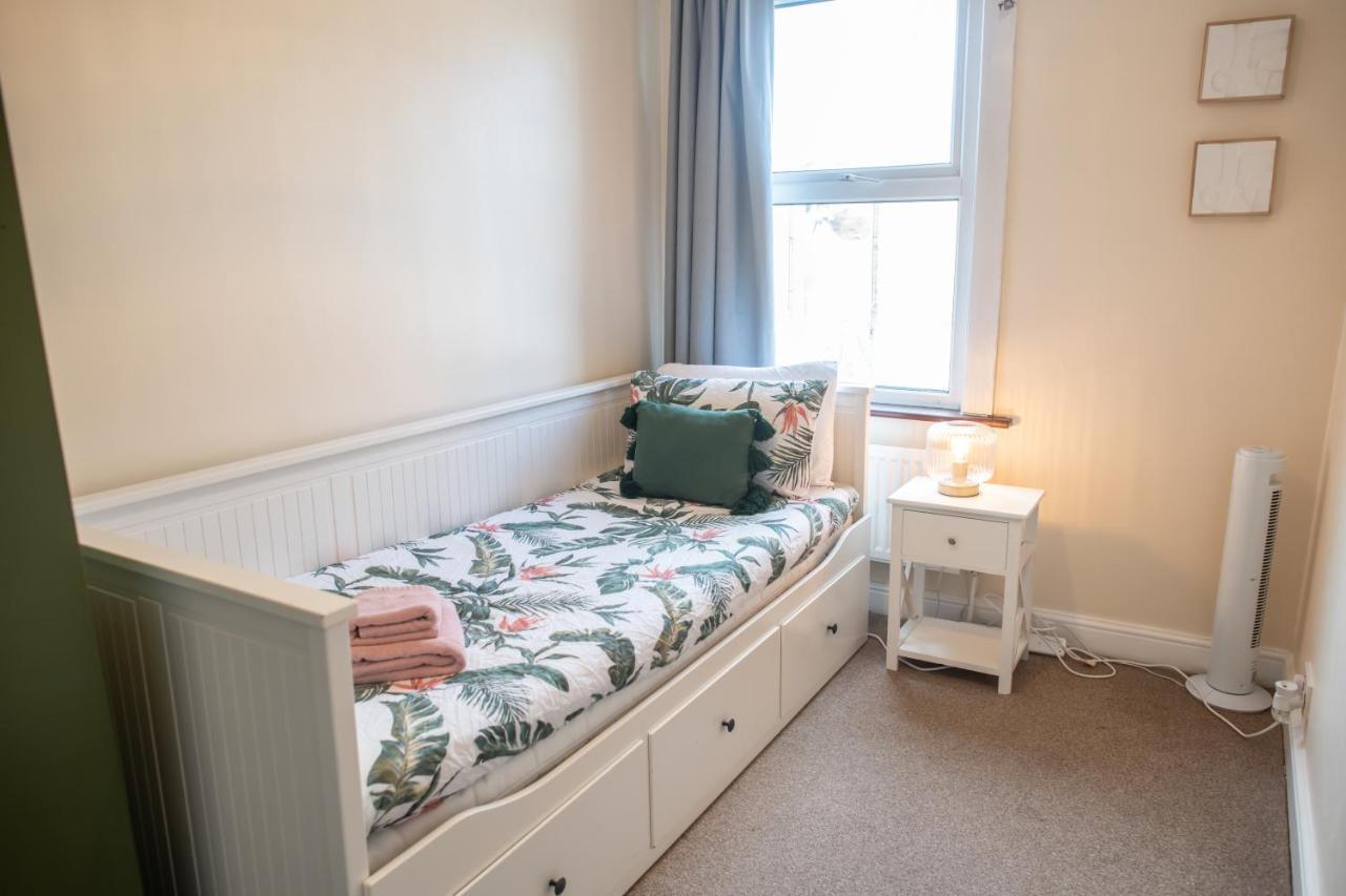 4 Bedroom Flat With High Speed Wi-Fi In North Acton, Ealing, West Londra Dış mekan fotoğraf