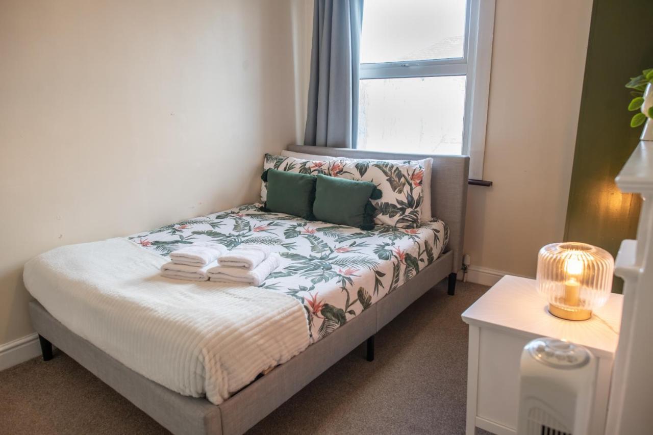 4 Bedroom Flat With High Speed Wi-Fi In North Acton, Ealing, West Londra Dış mekan fotoğraf