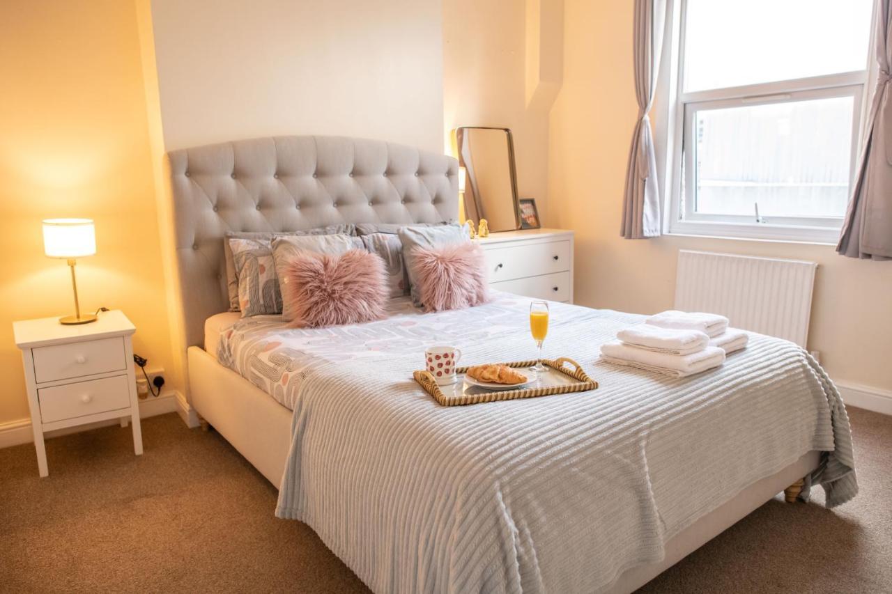 4 Bedroom Flat With High Speed Wi-Fi In North Acton, Ealing, West Londra Dış mekan fotoğraf