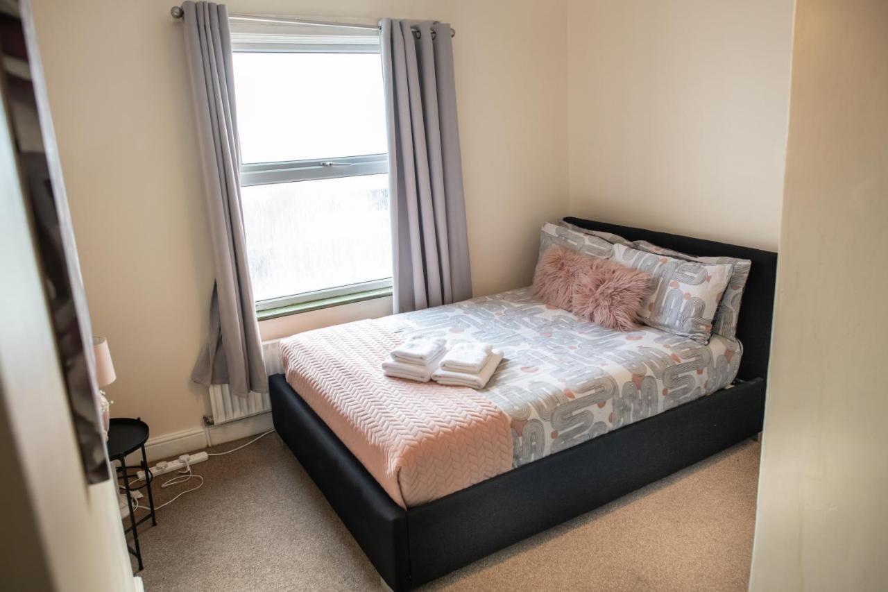 4 Bedroom Flat With High Speed Wi-Fi In North Acton, Ealing, West Londra Dış mekan fotoğraf