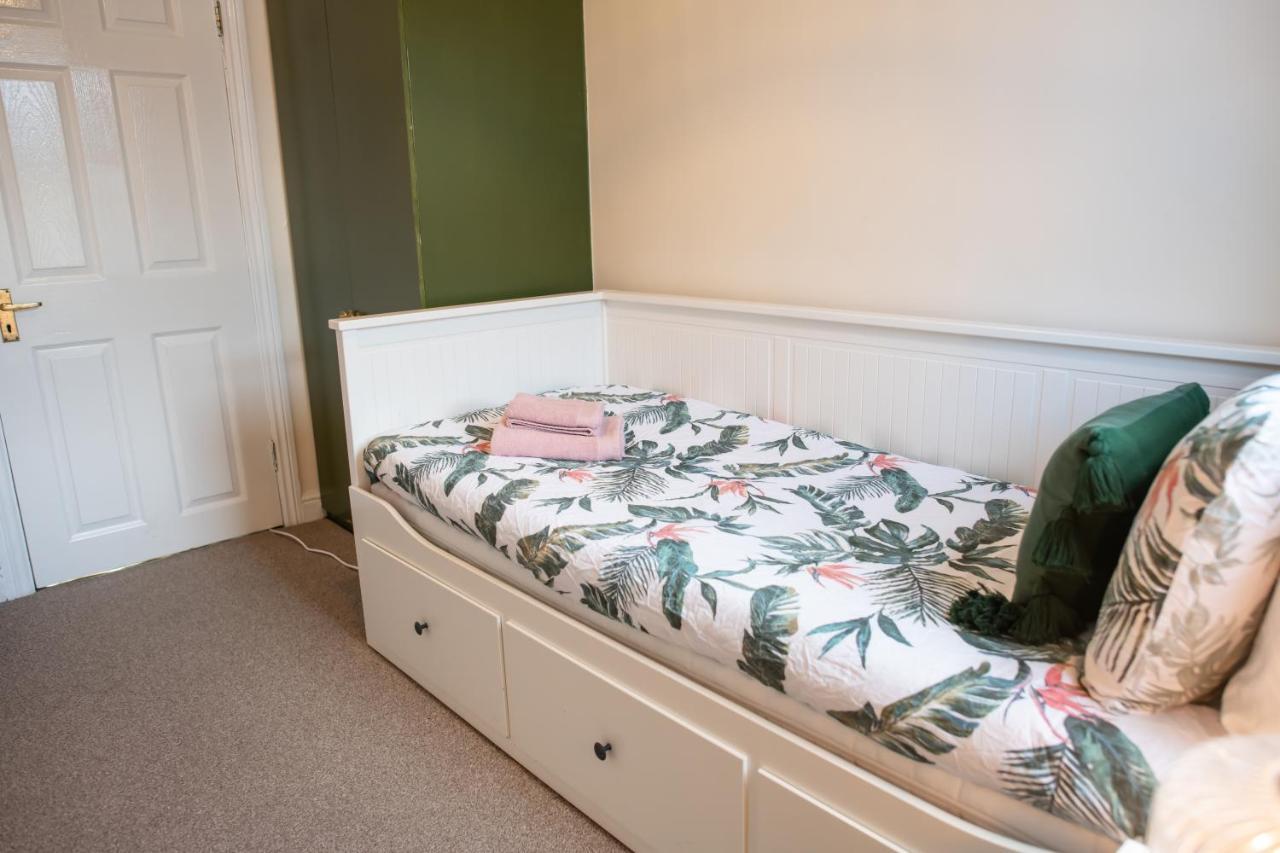 4 Bedroom Flat With High Speed Wi-Fi In North Acton, Ealing, West Londra Dış mekan fotoğraf