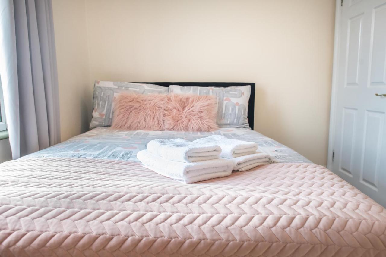 4 Bedroom Flat With High Speed Wi-Fi In North Acton, Ealing, West Londra Dış mekan fotoğraf