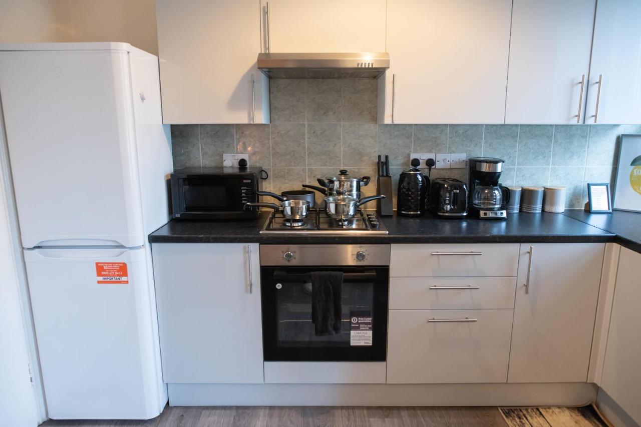 4 Bedroom Flat With High Speed Wi-Fi In North Acton, Ealing, West Londra Dış mekan fotoğraf