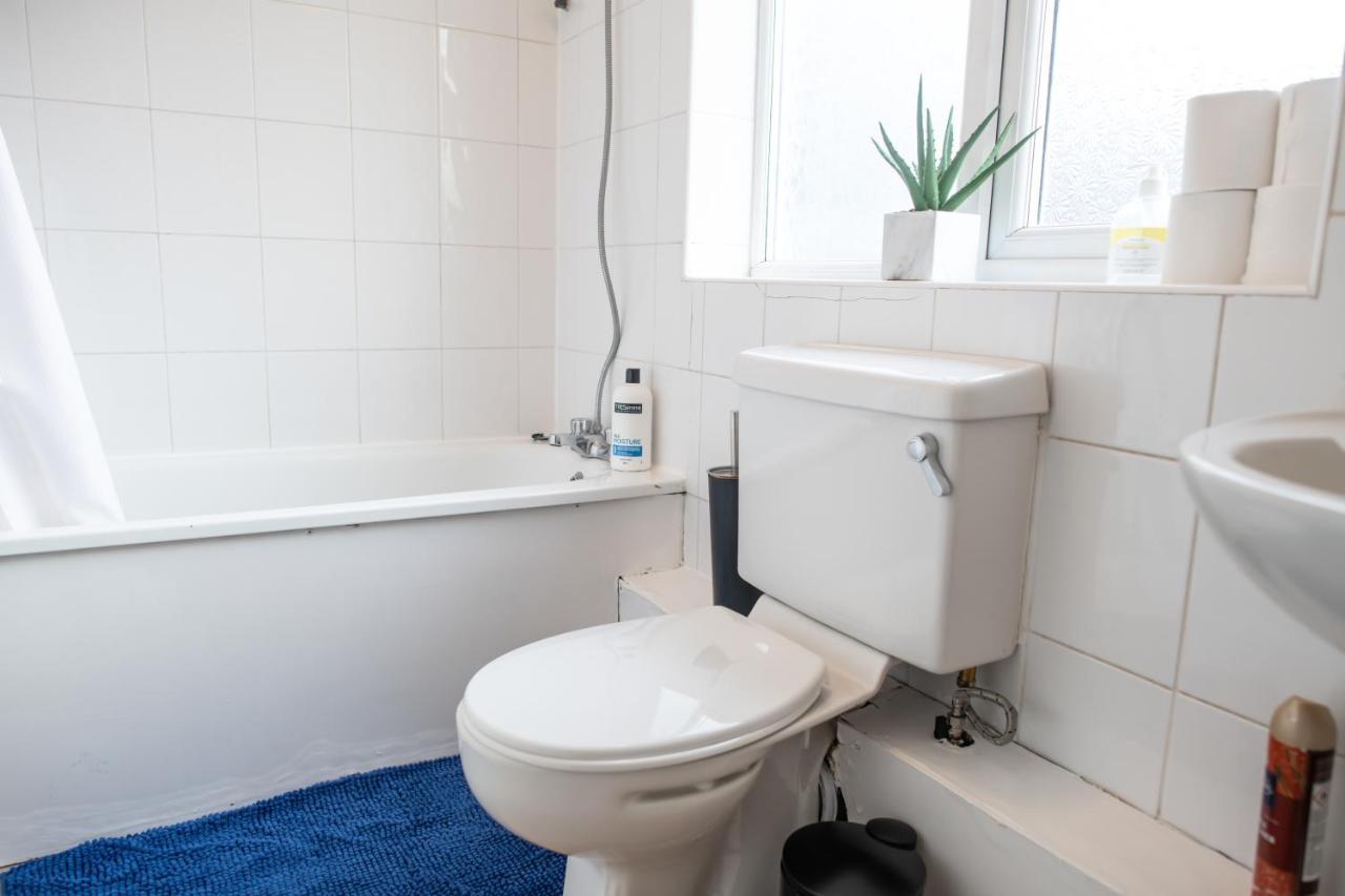 4 Bedroom Flat With High Speed Wi-Fi In North Acton, Ealing, West Londra Dış mekan fotoğraf