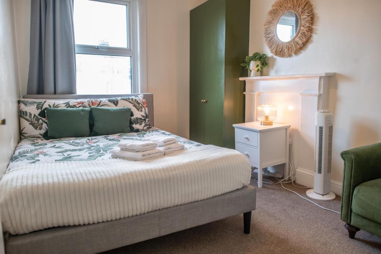 4 Bedroom Flat With High Speed Wi-Fi In North Acton, Ealing, West Londra Dış mekan fotoğraf