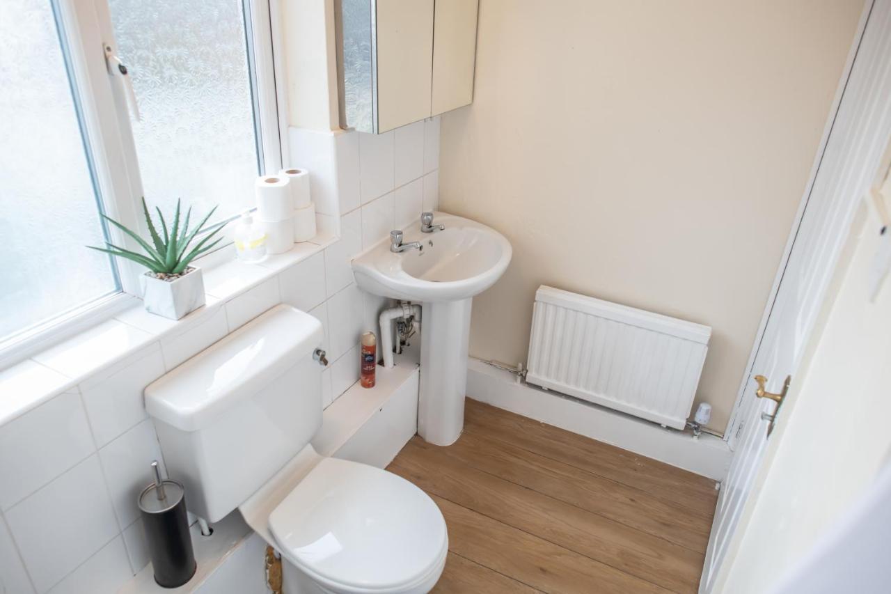 4 Bedroom Flat With High Speed Wi-Fi In North Acton, Ealing, West Londra Dış mekan fotoğraf