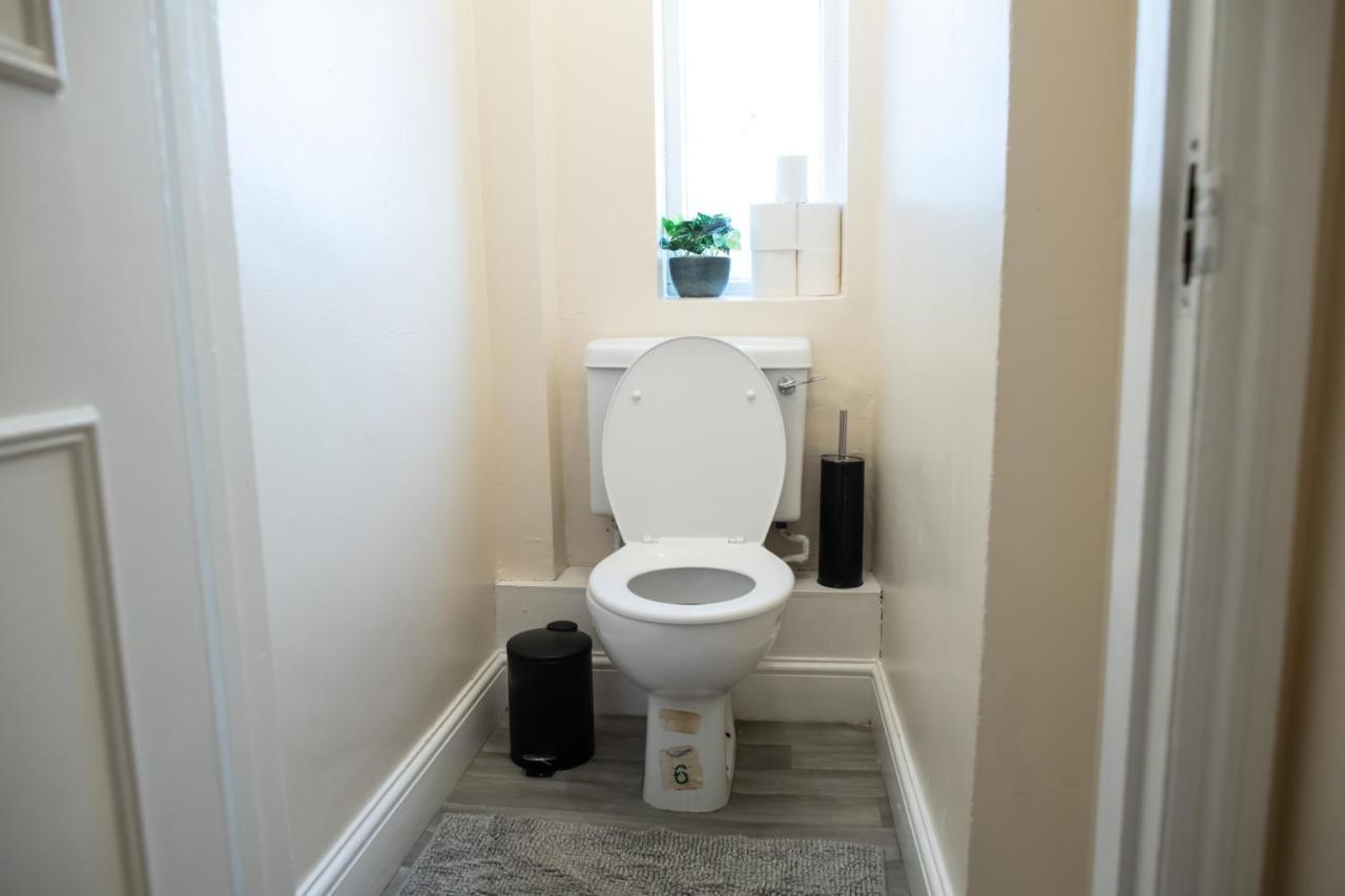 4 Bedroom Flat With High Speed Wi-Fi In North Acton, Ealing, West Londra Dış mekan fotoğraf