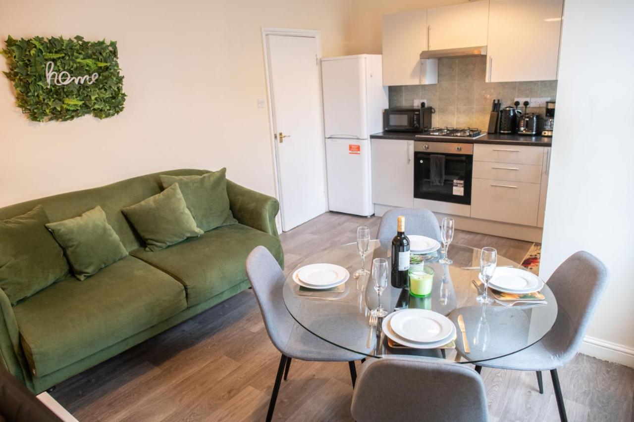 4 Bedroom Flat With High Speed Wi-Fi In North Acton, Ealing, West Londra Dış mekan fotoğraf