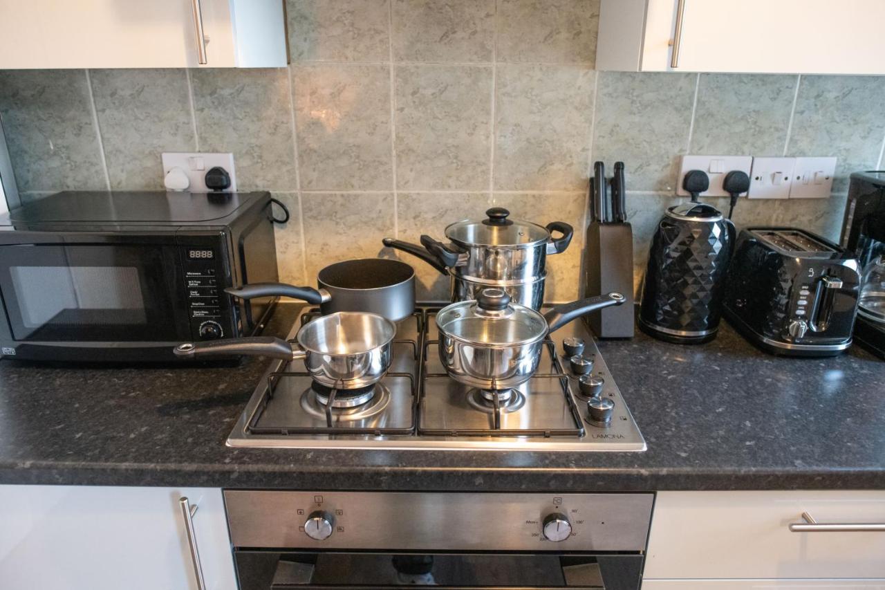 4 Bedroom Flat With High Speed Wi-Fi In North Acton, Ealing, West Londra Dış mekan fotoğraf