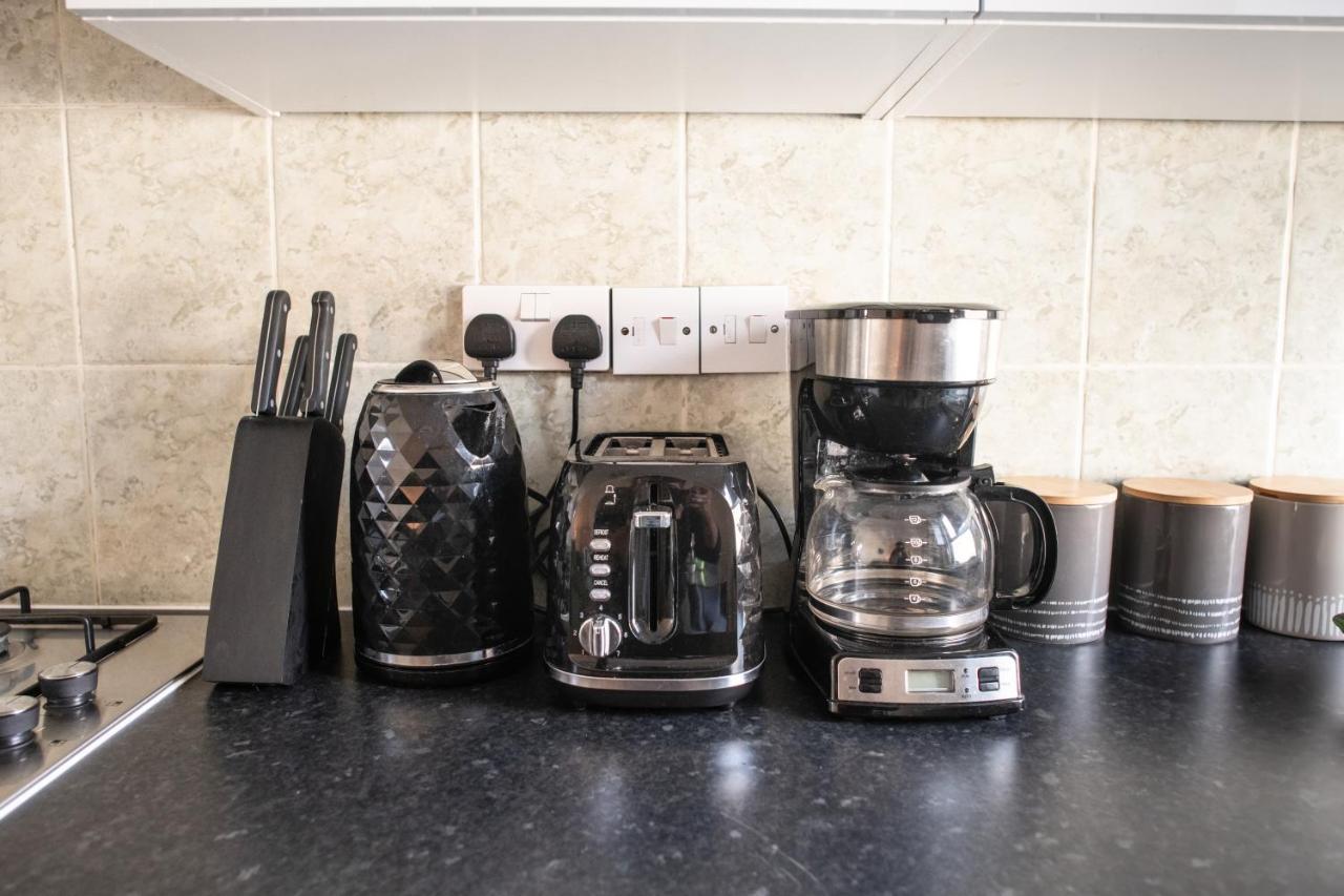 4 Bedroom Flat With High Speed Wi-Fi In North Acton, Ealing, West Londra Dış mekan fotoğraf