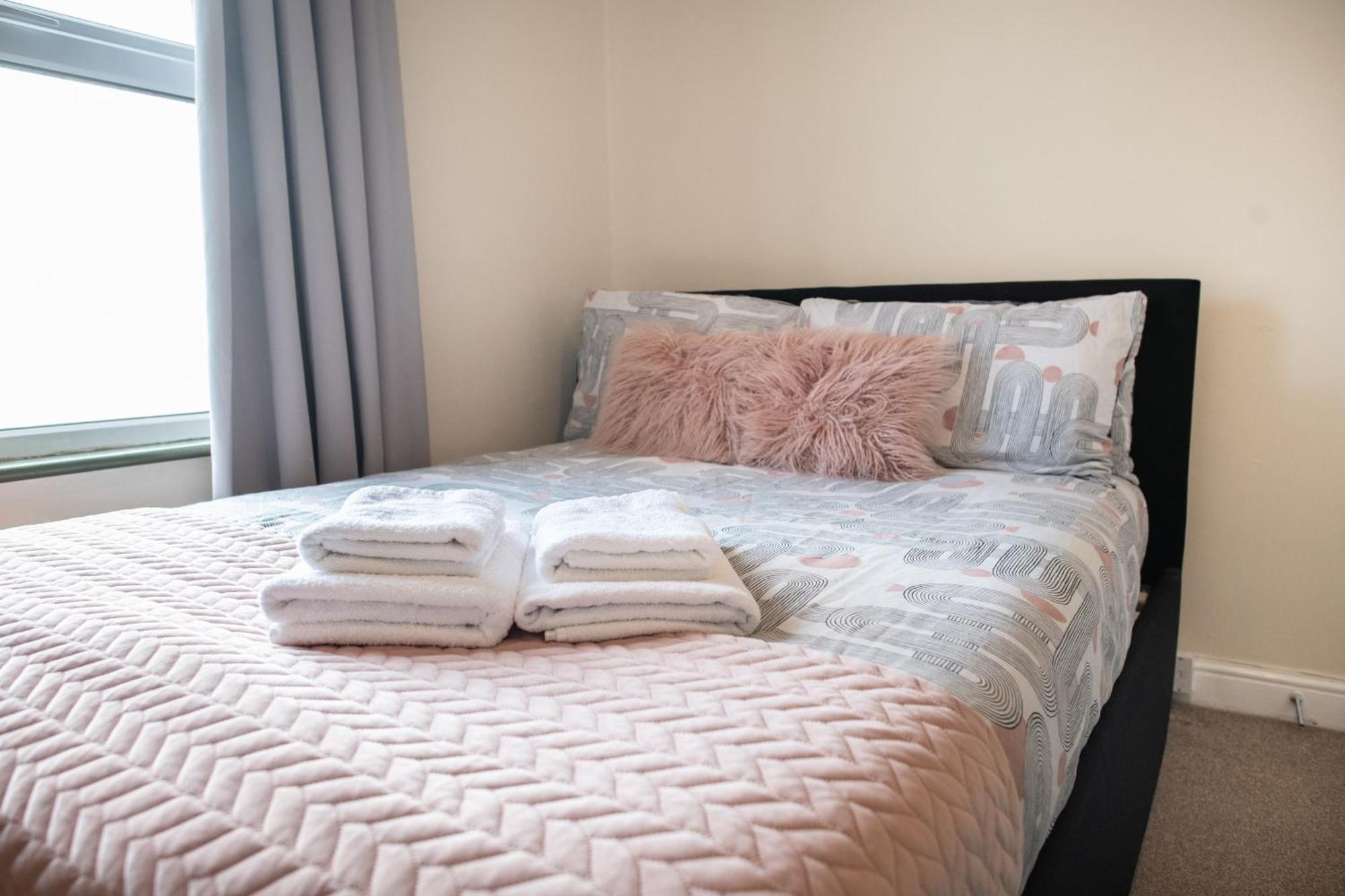 4 Bedroom Flat With High Speed Wi-Fi In North Acton, Ealing, West Londra Dış mekan fotoğraf