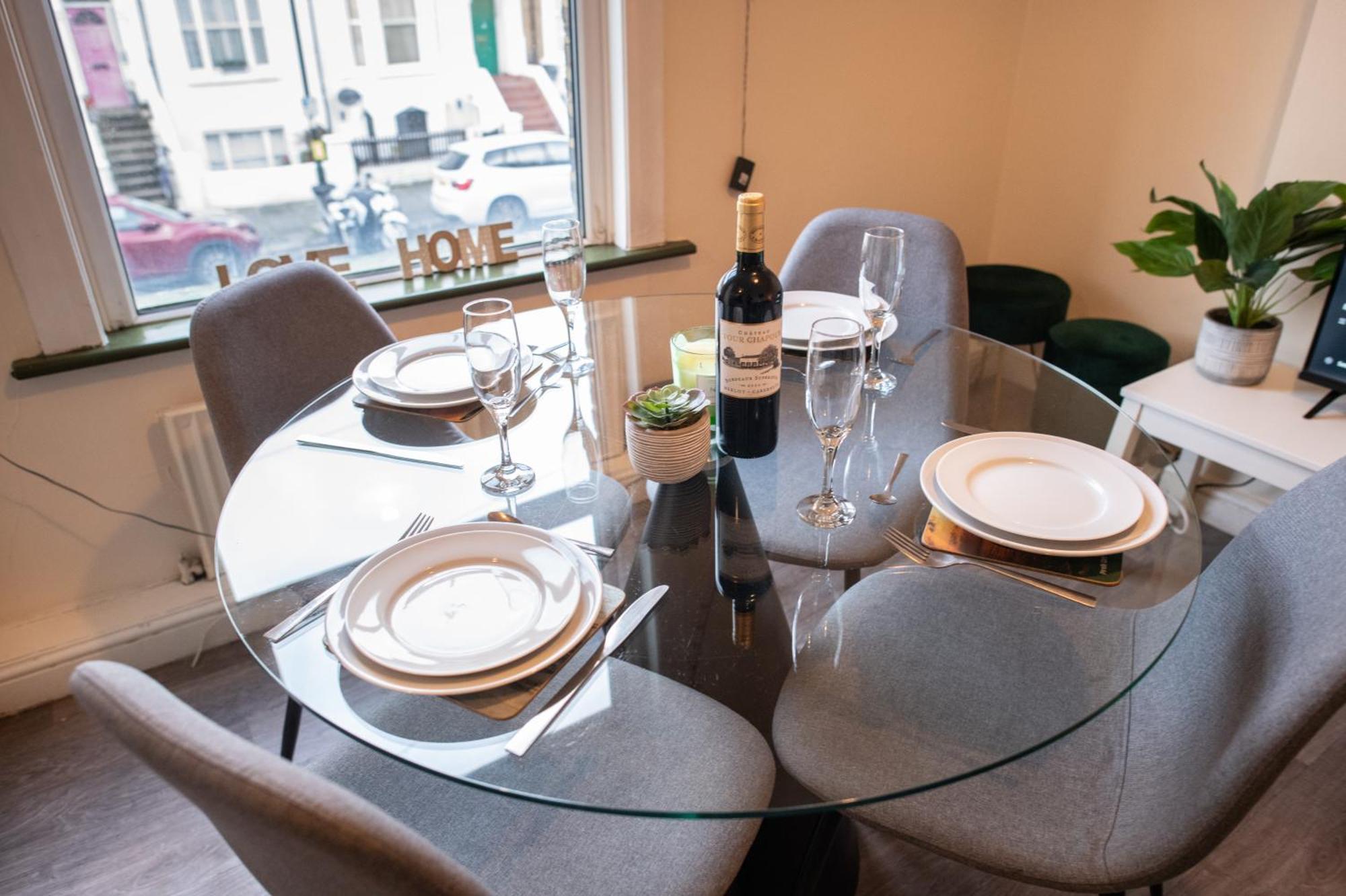 4 Bedroom Flat With High Speed Wi-Fi In North Acton, Ealing, West Londra Dış mekan fotoğraf