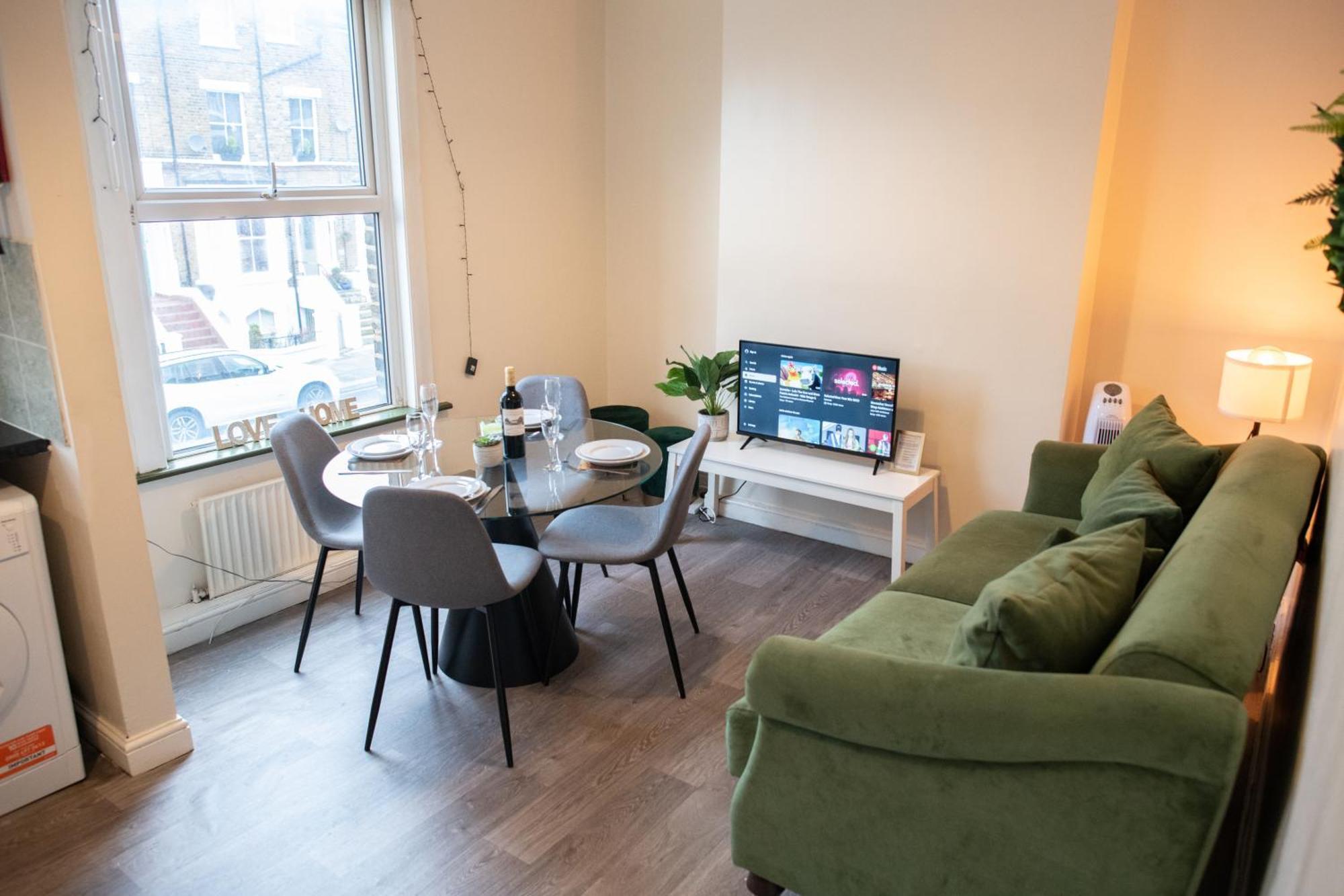 4 Bedroom Flat With High Speed Wi-Fi In North Acton, Ealing, West Londra Dış mekan fotoğraf