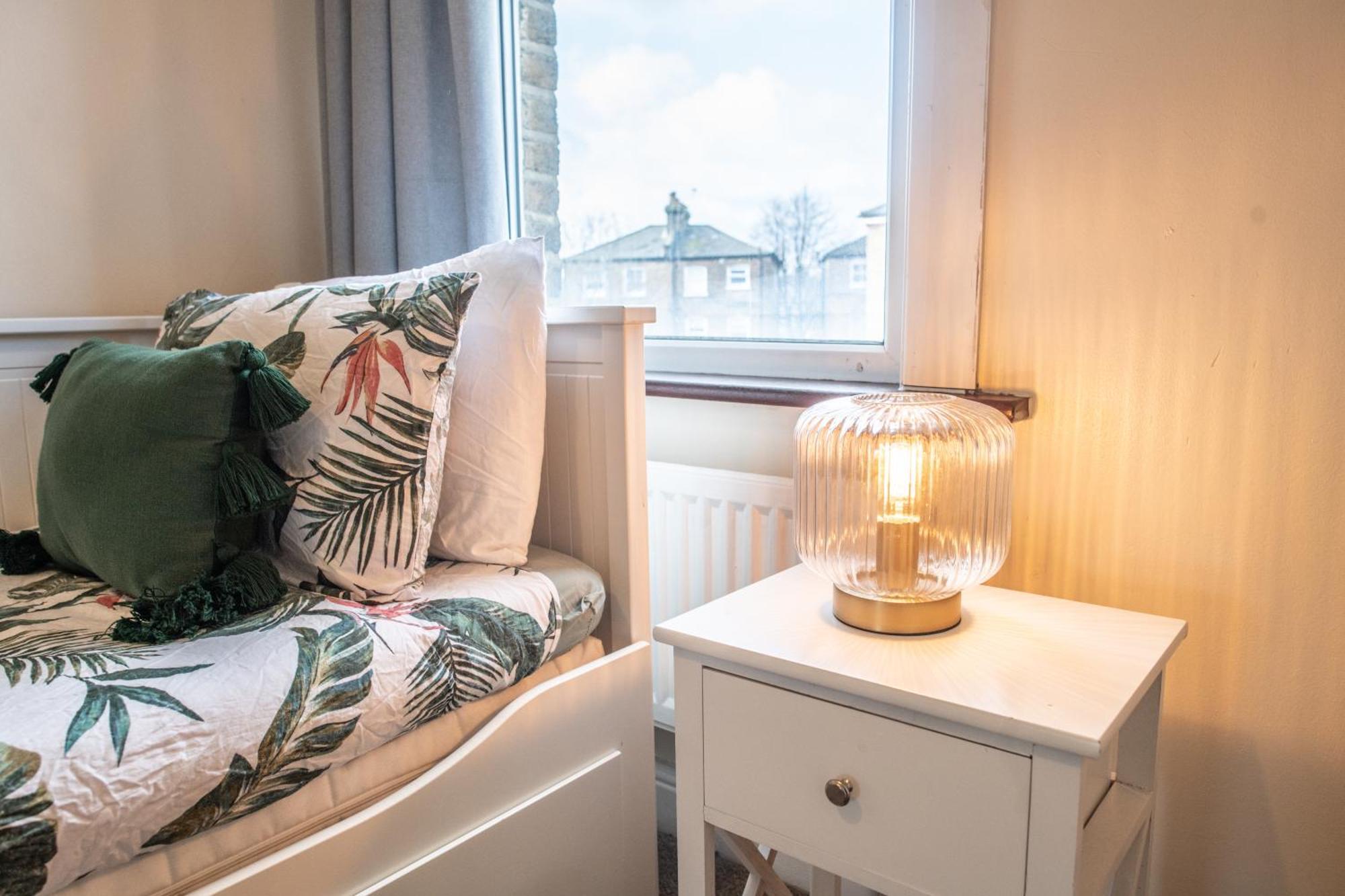 4 Bedroom Flat With High Speed Wi-Fi In North Acton, Ealing, West Londra Dış mekan fotoğraf