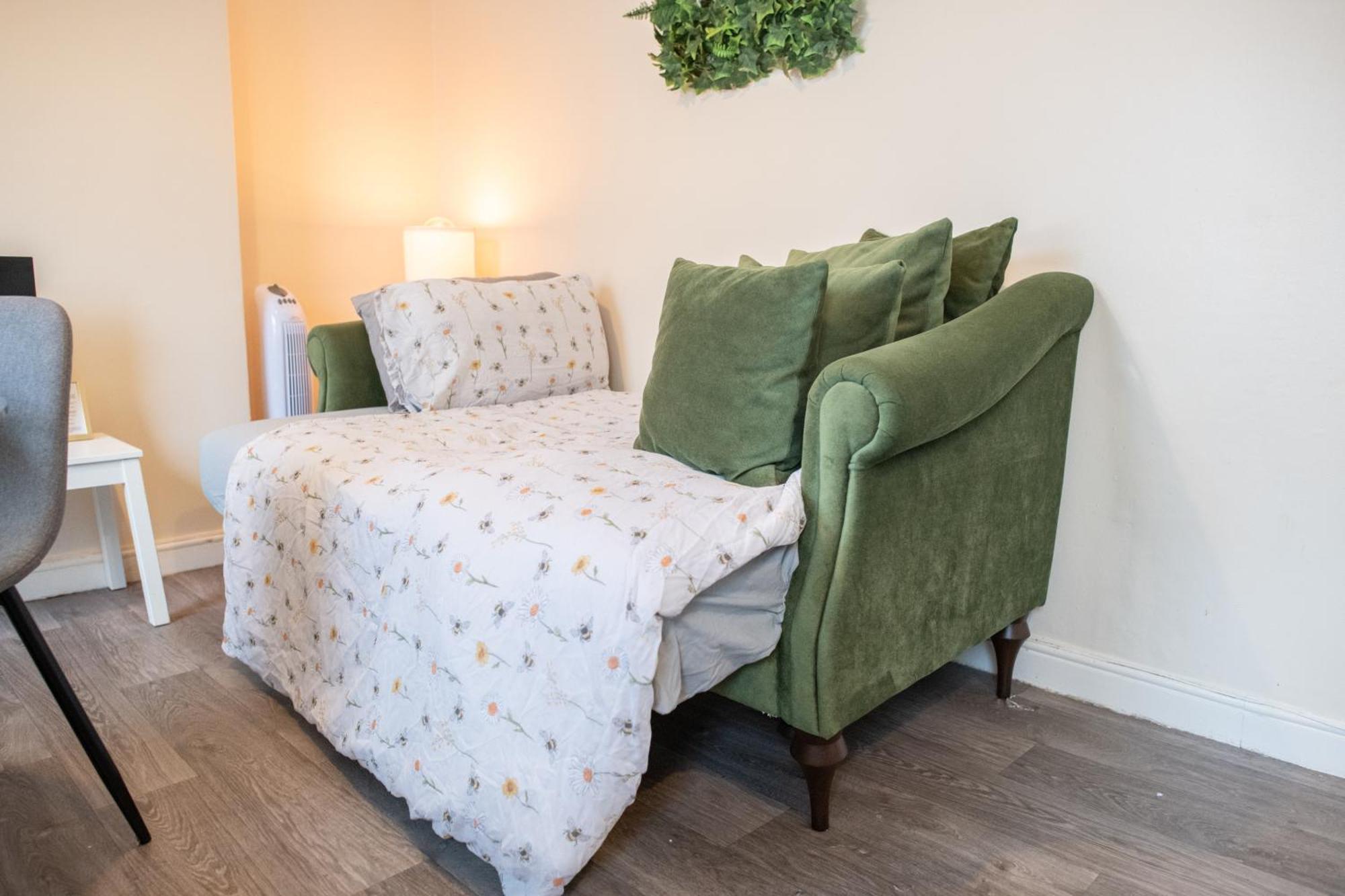 4 Bedroom Flat With High Speed Wi-Fi In North Acton, Ealing, West Londra Dış mekan fotoğraf