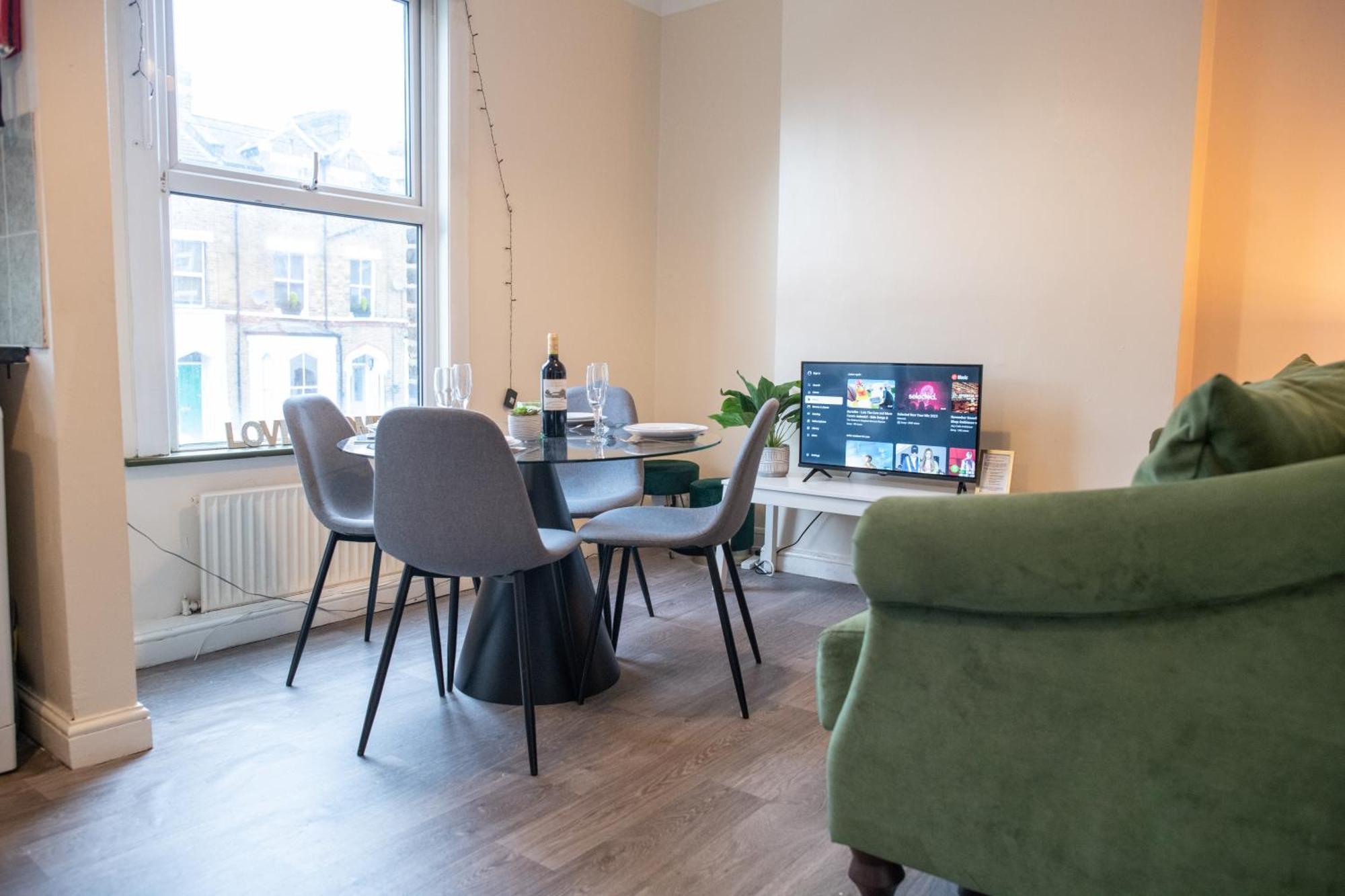 4 Bedroom Flat With High Speed Wi-Fi In North Acton, Ealing, West Londra Dış mekan fotoğraf