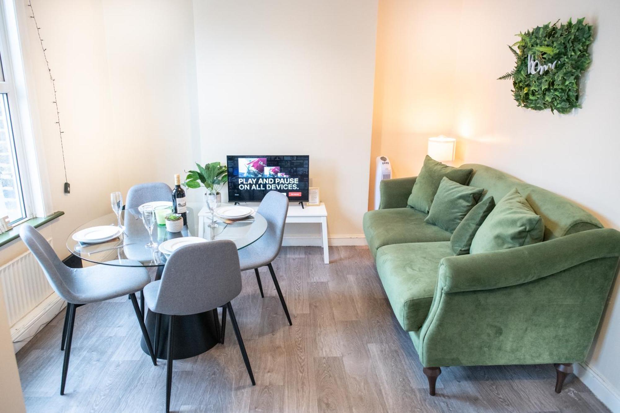 4 Bedroom Flat With High Speed Wi-Fi In North Acton, Ealing, West Londra Dış mekan fotoğraf
