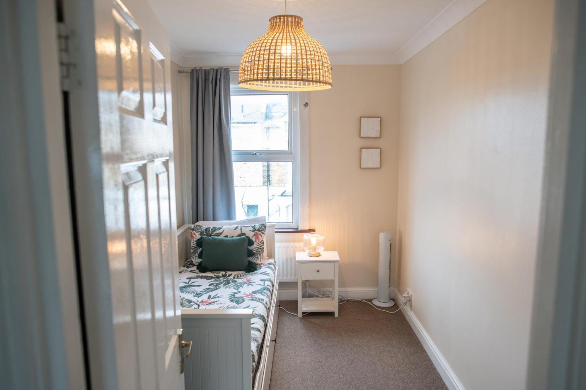 4 Bedroom Flat With High Speed Wi-Fi In North Acton, Ealing, West Londra Dış mekan fotoğraf